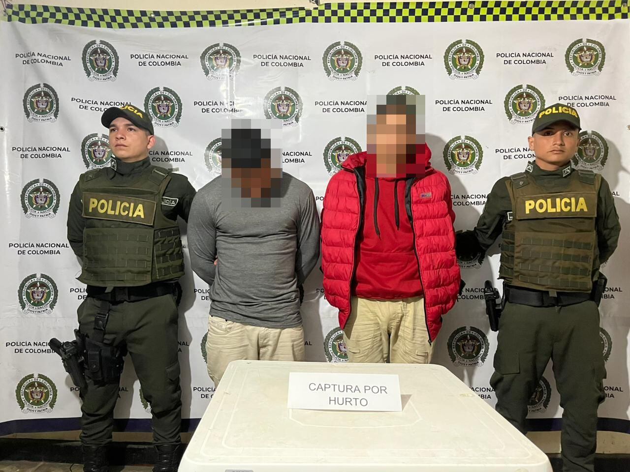 Los dos sujetos que se movilizaban en la camioneta hurtada a las autoridades del resguardo de Belalcázar fueron capturados por la Policía cuando pretendían huir en este vehículo.