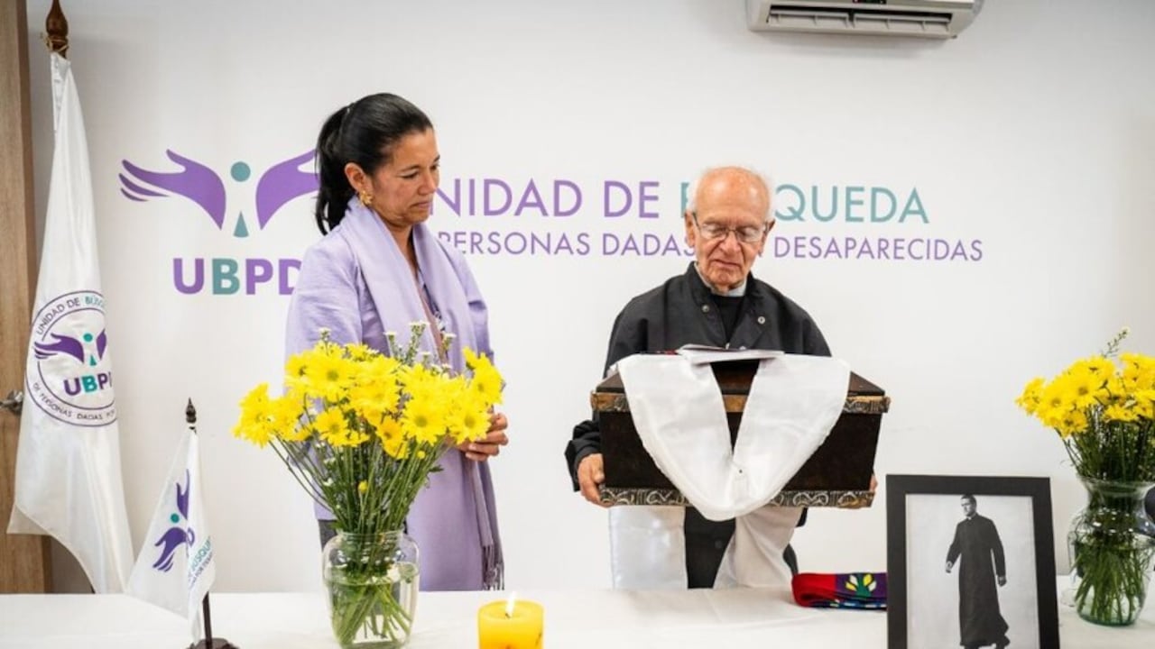 El padre Javier Giraldo fue reconocido por su lucha e investigación en contra de los grupos paramilitares de Colombia.
