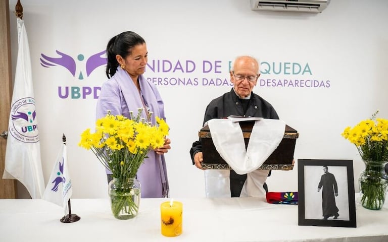 El padre Javier Giraldo fue reconocido por su lucha e investigación en contra de los grupos paramilitares de Colombia.