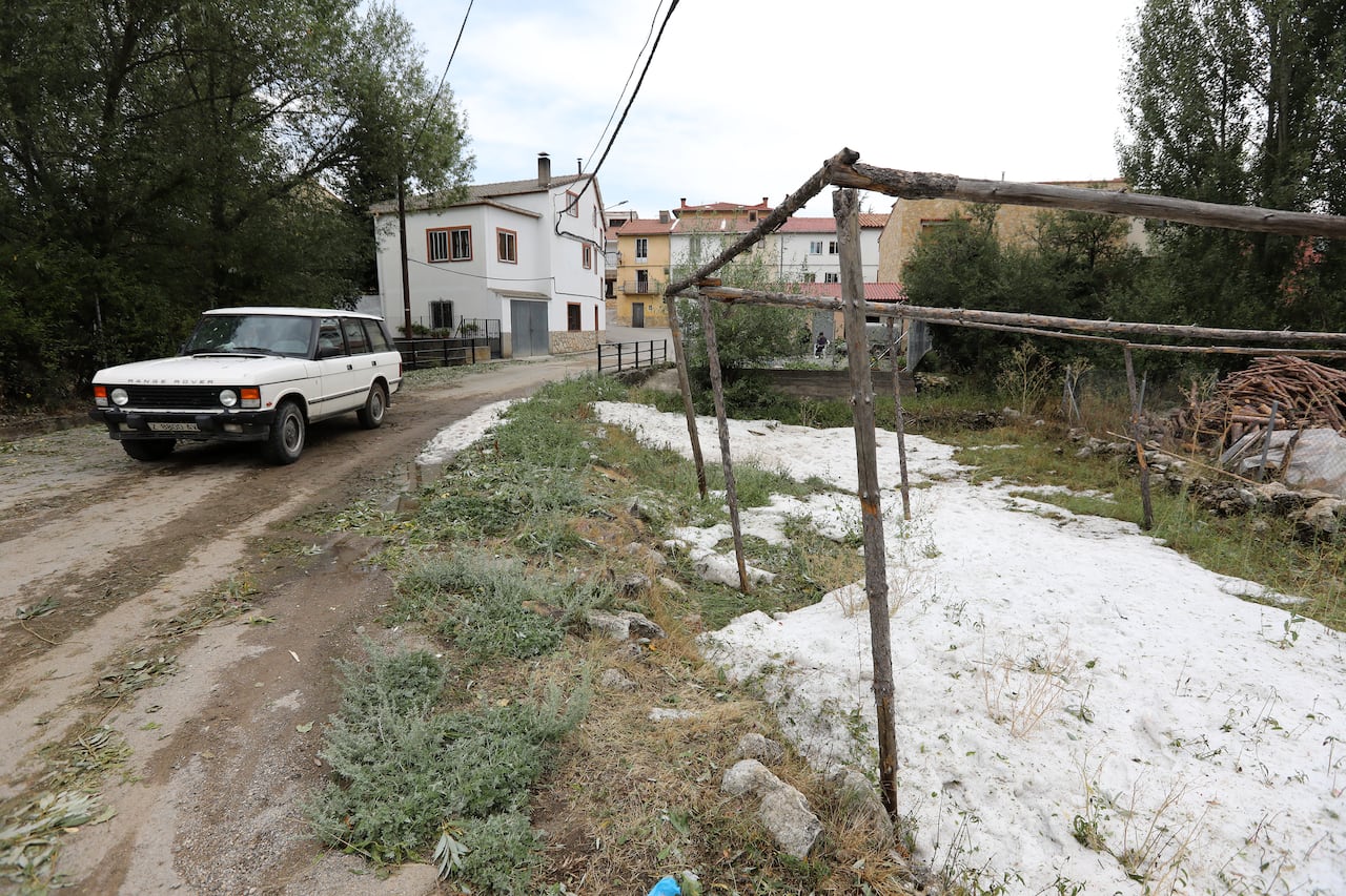 Una capa de nieve cubre parte del suelo tras las lluvias en Griegos, Teruel, Aragón, España.