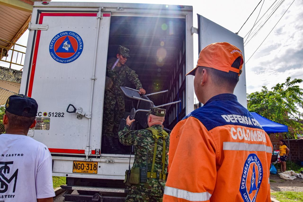 Ejército Nacional, Defensa Civil y Fundación Recupera tu Silla entregan 200 pupitres a instituciones educativas en Cali y Jamundí