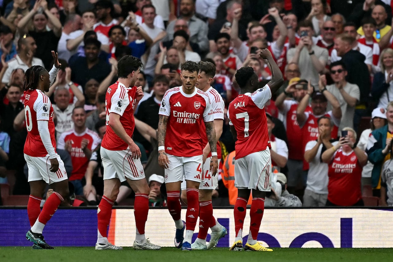 El centrocampista inglés del Arsenal, Bukayo Saka (derecha), con el número 07, celebra el segundo gol de su equipo durante el partido de la Premier League inglesa entre el Arsenal y el Fulham en el Emirates Stadium de Londres, el 2 de mayo de 2026. (Foto de Ben Stansall / AFP)