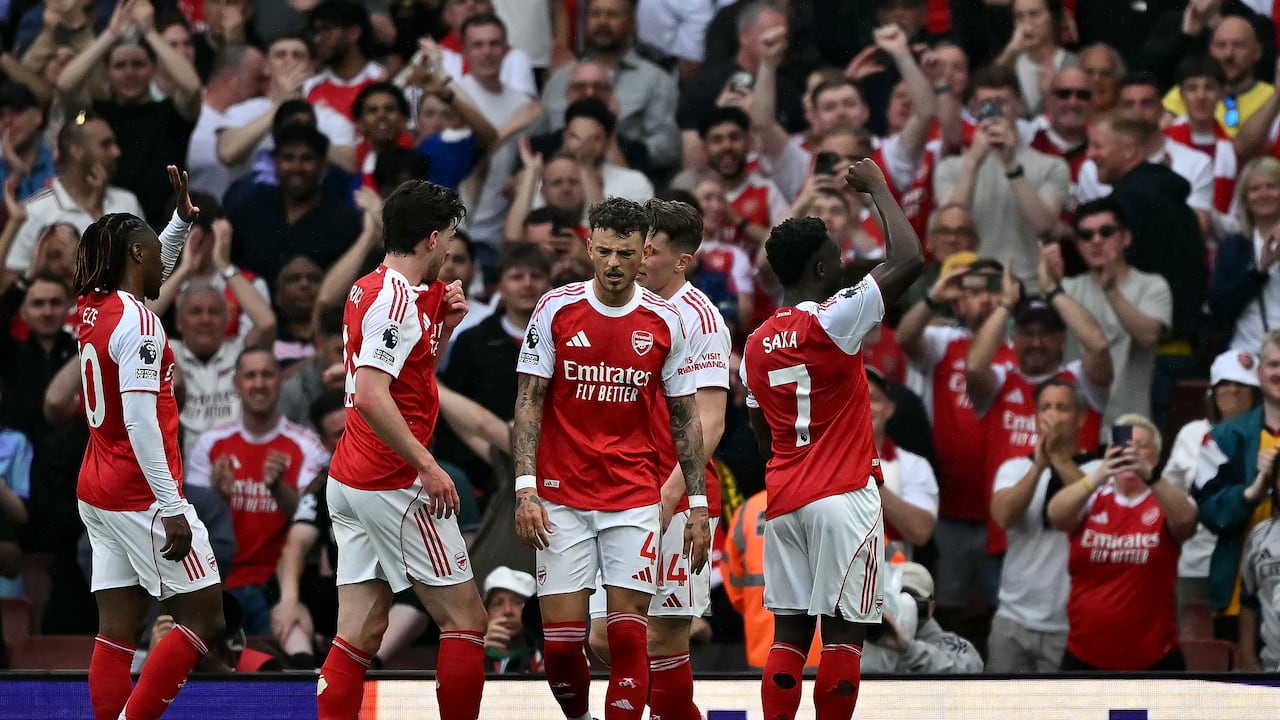 El centrocampista inglés del Arsenal, Bukayo Saka (derecha), con el número 07, celebra el segundo gol de su equipo durante el partido de la Premier League inglesa entre el Arsenal y el Fulham en el Emirates Stadium de Londres, el 2 de mayo de 2026. (Foto de Ben Stansall / AFP)