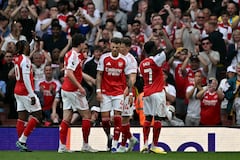 El centrocampista inglés del Arsenal, Bukayo Saka (derecha), con el número 07, celebra el segundo gol de su equipo durante el partido de la Premier League inglesa entre el Arsenal y el Fulham en el Emirates Stadium de Londres, el 2 de mayo de 2026. (Foto de Ben Stansall / AFP)