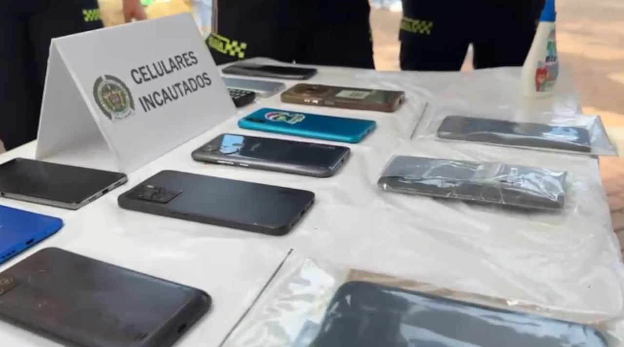 En los operativos se incautaron celulares, tarjetas SIM y equipos tecnológicos.
