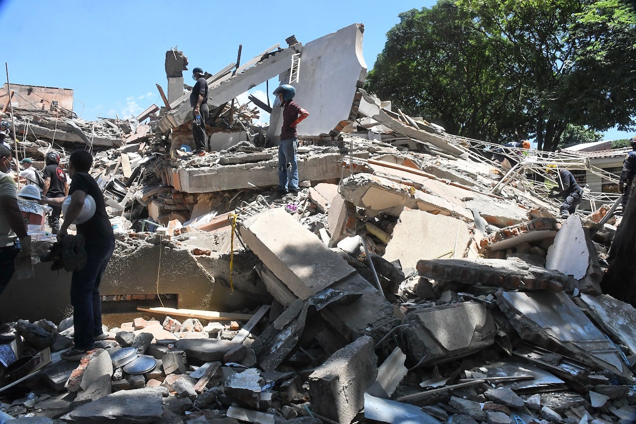 Terremoto en Cali, edificio Torres del Limonar en el sur de la ciudad, con magnitud 7.2 de escala de Richter, epicentro en San José del Palmar en Choco, Foto José L Guzmán. El País.
