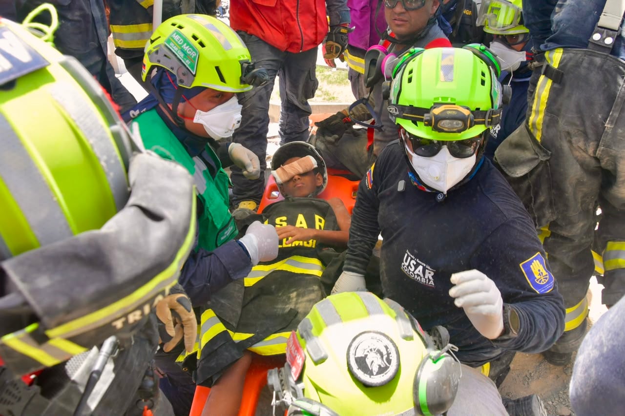 Moisés Calzadilla, de 11 años, fue rescatado con vida tras permanecer atrapado bajo casi tres metros de escombros.