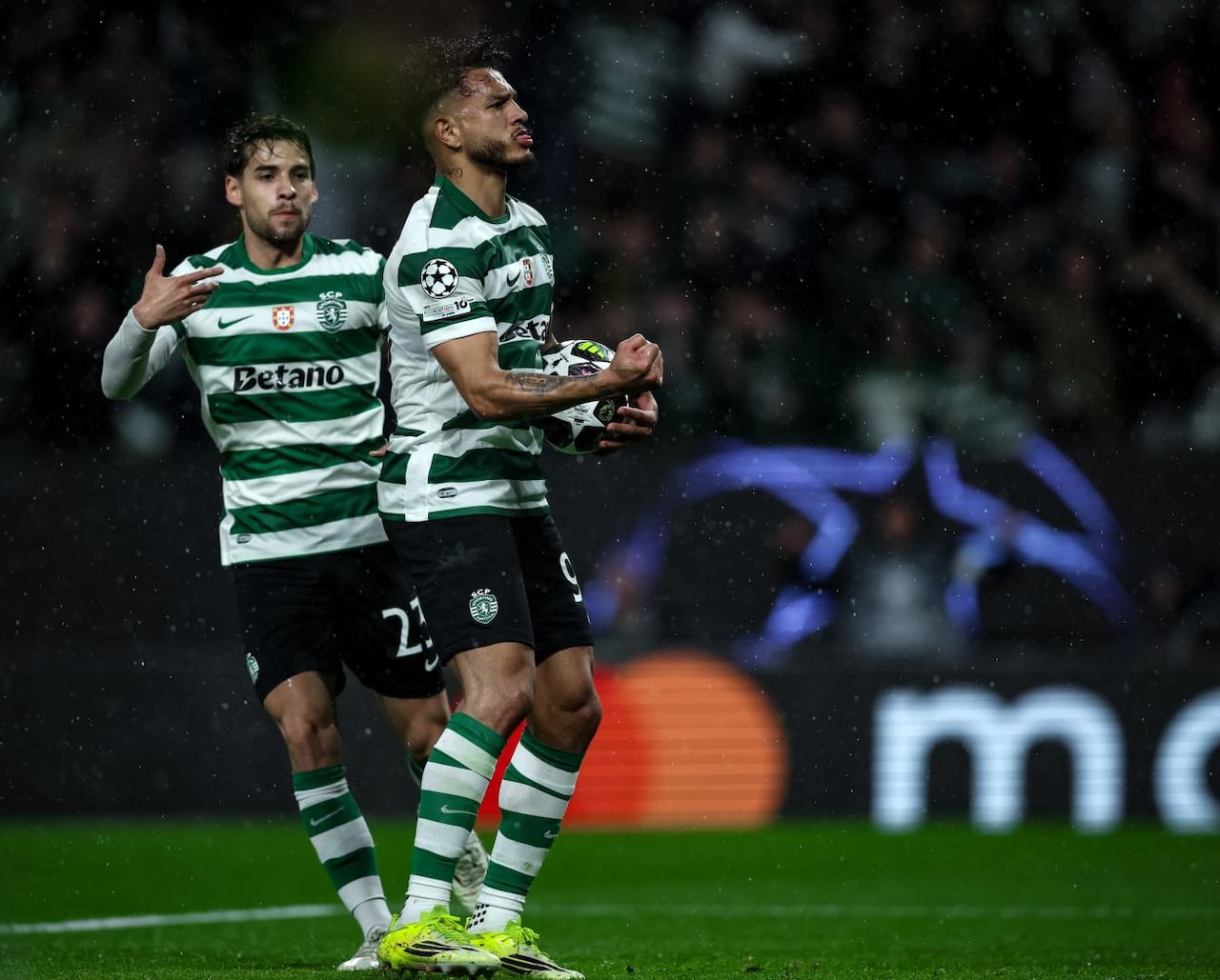 Luis Javier Suárez (der.) celebra tras marcar un nuevo gol en la Champions League.
