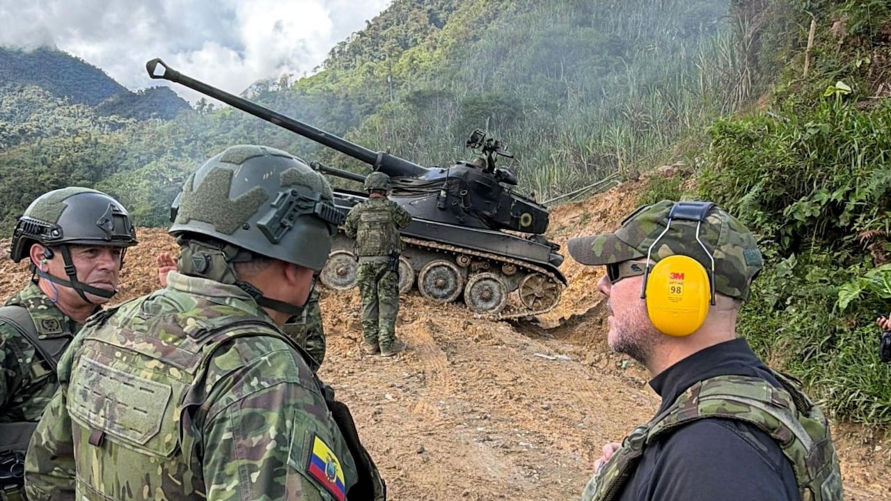 En Ecuador, Ministro de Defensa y Alto Mando Militar supervisan, desde territorio, la destrucción de bocaminas y el empleo de artillería pesada en la frontera norte.