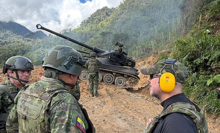 En Ecuador, Ministro de Defensa y Alto Mando Militar supervisan, desde territorio, la destrucción de bocaminas y el empleo de artillería pesada en la frontera norte.
