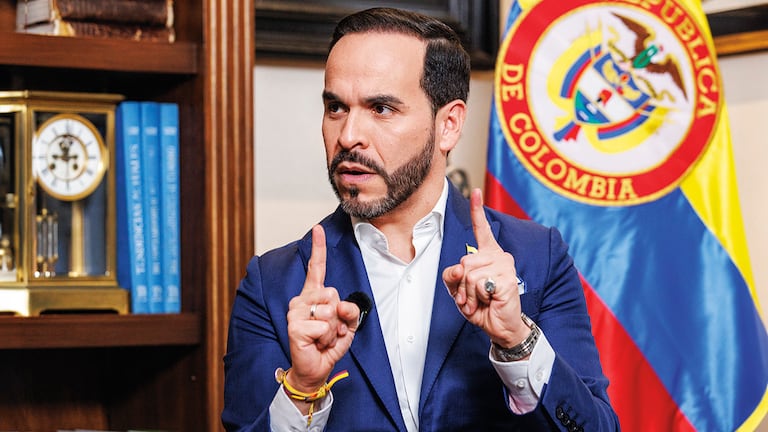 Abelardo de la Espriella llega con la fuerza de ser costeño, con raíces en Montería, y sus ideas de outsider de oposición que han sacudido la campaña electoral.