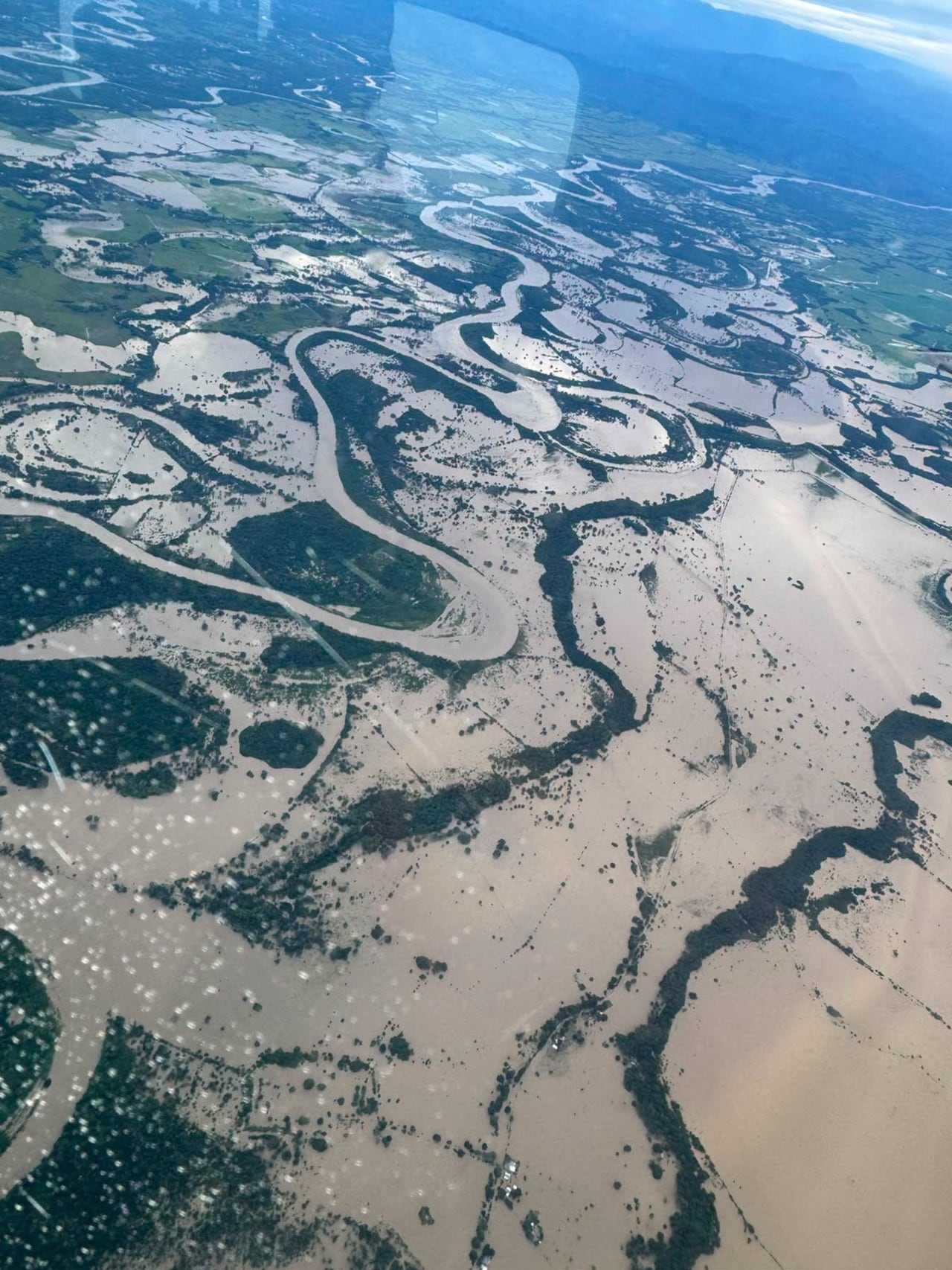 Ante este reporte, la Gobernación de Casanare y el Sistema Departamental de Gestión del Riesgo de Desastres activaron los protocolos de respuesta técnica para coordinar la atención a las comunidades afectadas y evaluar los daños en los puntos neurálgicos.