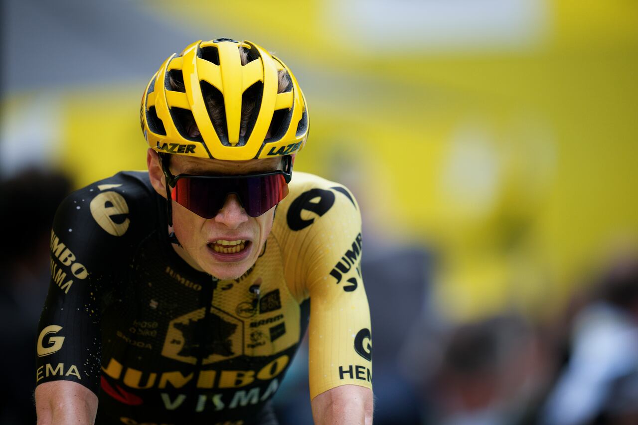 El danés Jonas Vingegaard hace una mueca al terminar en segundo lugar durante la sexta etapa de la carrera ciclista del Tour de Francia de más de 145 kilómetros (90 millas) con inicio en Tarbes y final en Cauterets-Cambasque, Francia, el jueves 6 de julio de 2023. (AP Foto/Daniel Cole)