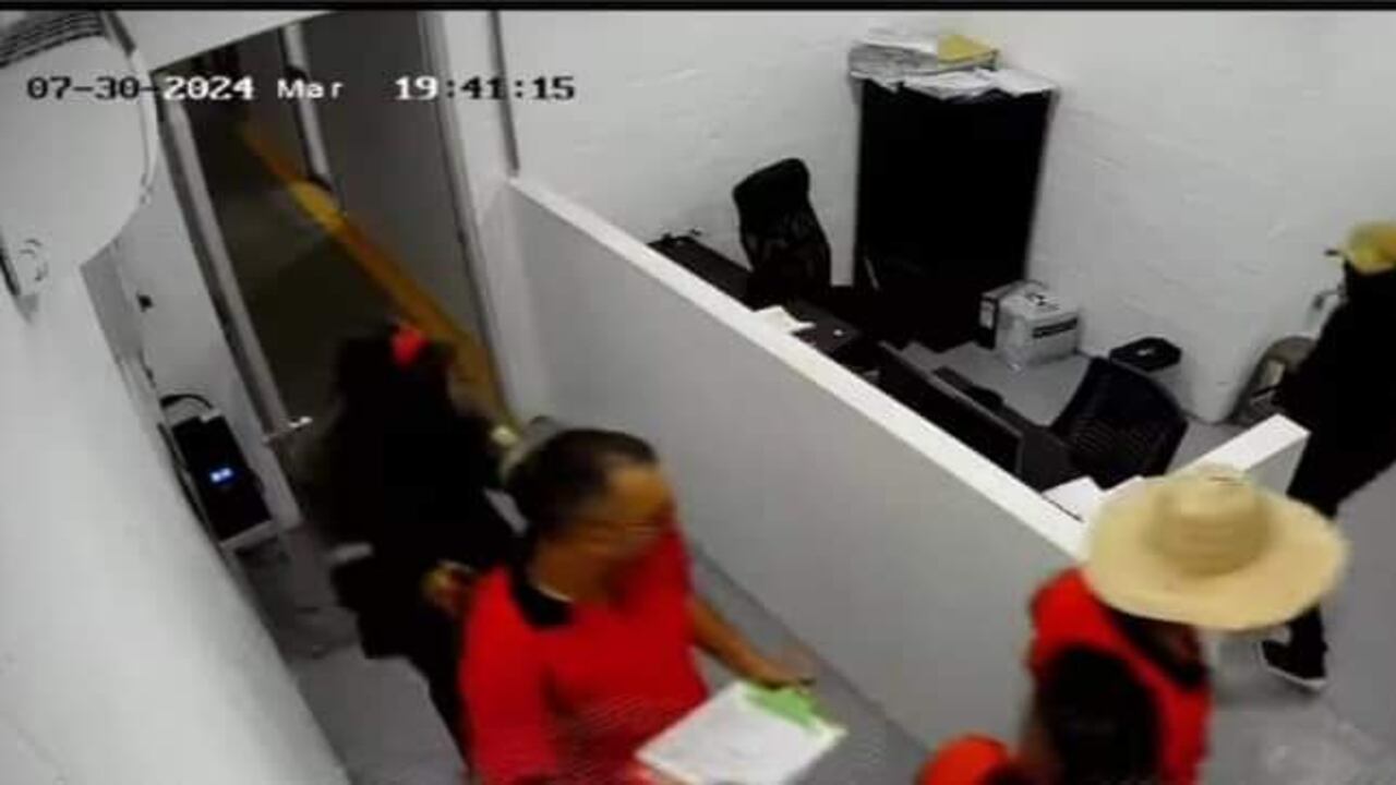 Ocho empleados fueron retenidos e intimidados por hombres armados.