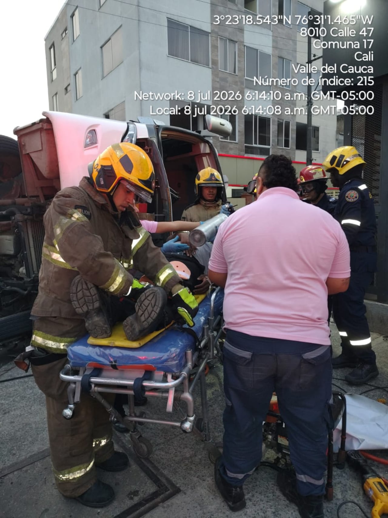 Unidades del Cuerpo de Bomberos de Cali auxiliaron al conductor lesionado y lo trasladaron en ambulancia a un centro asistencial.