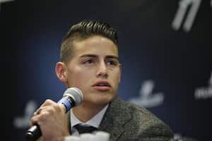 El volante James Rodríguez ofreció una rueda de prensa en Bogotá.