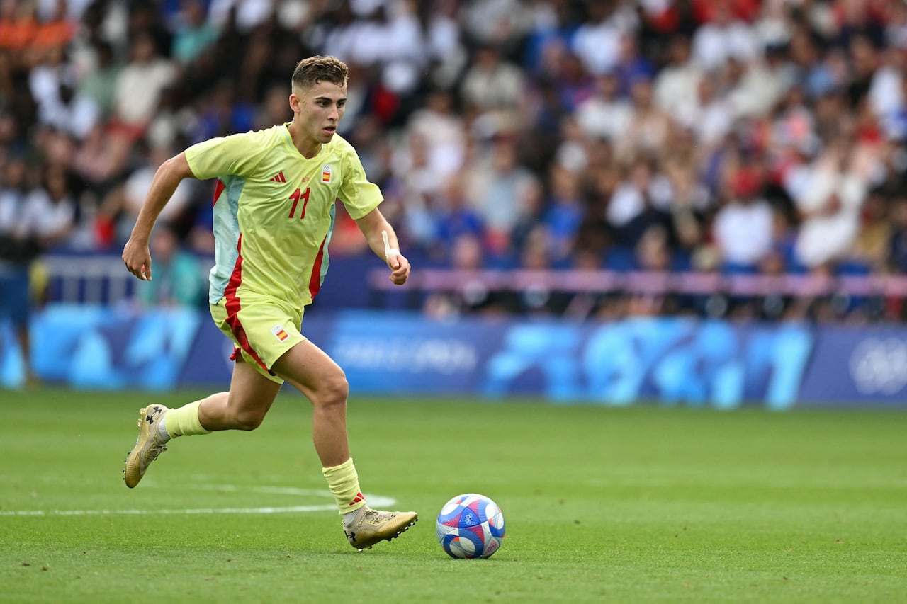 El centrocampista español Fermín López, número 11, regatea el balón en la final masculina por la medalla de oro de fútbol entre Francia y España durante los Juegos Olímpicos de París 2024 en el Parque de los Príncipes de París, el 9 de agosto de 2024. (Foto de Jonathan NACKSTRAND / AFP)