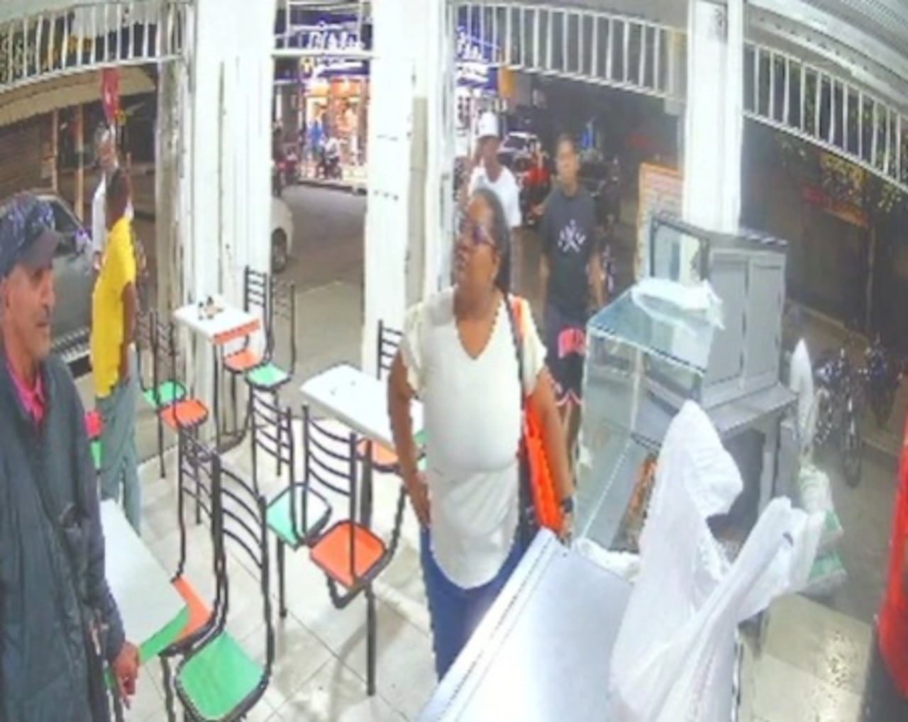 Tras cometer el robo, los asaltantes salieron caminando tranquilamente del establecimiento, en medio de la indiferencia obligada de quienes presenciaron el hecho.