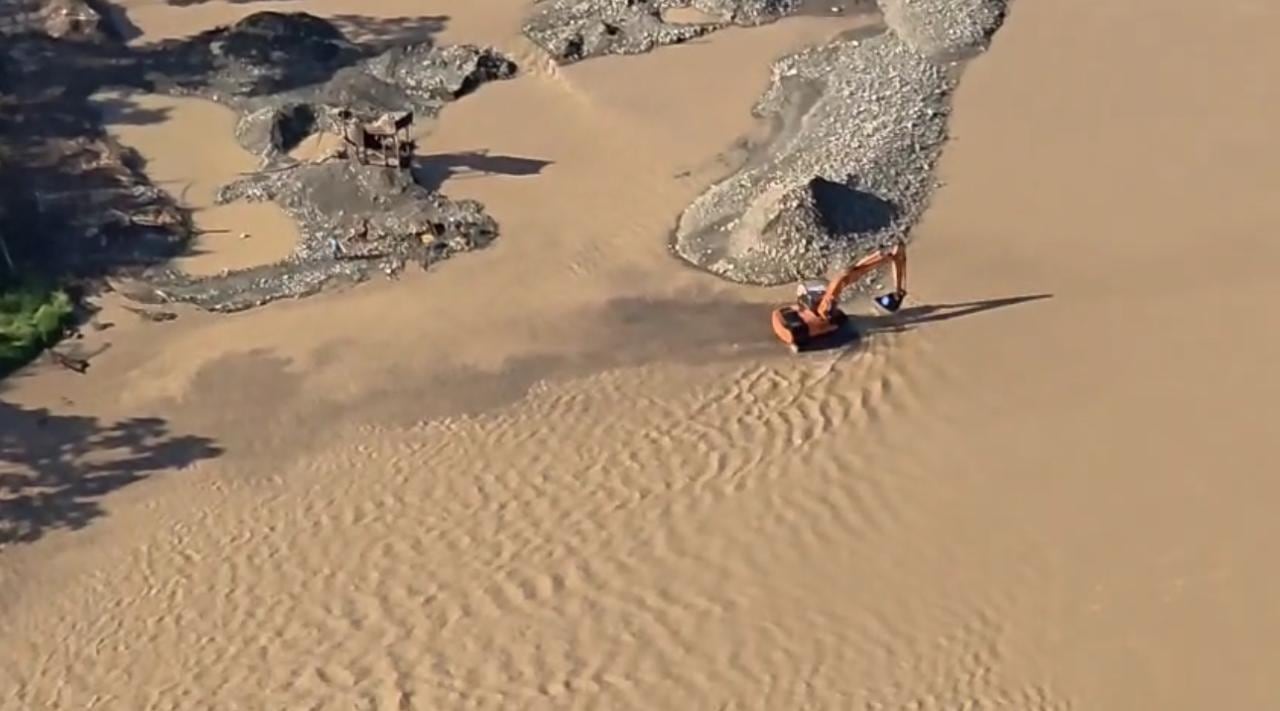 El lecho del río Dagua se encuentra de nuevo deformado por máquinas retroexcavadoras.