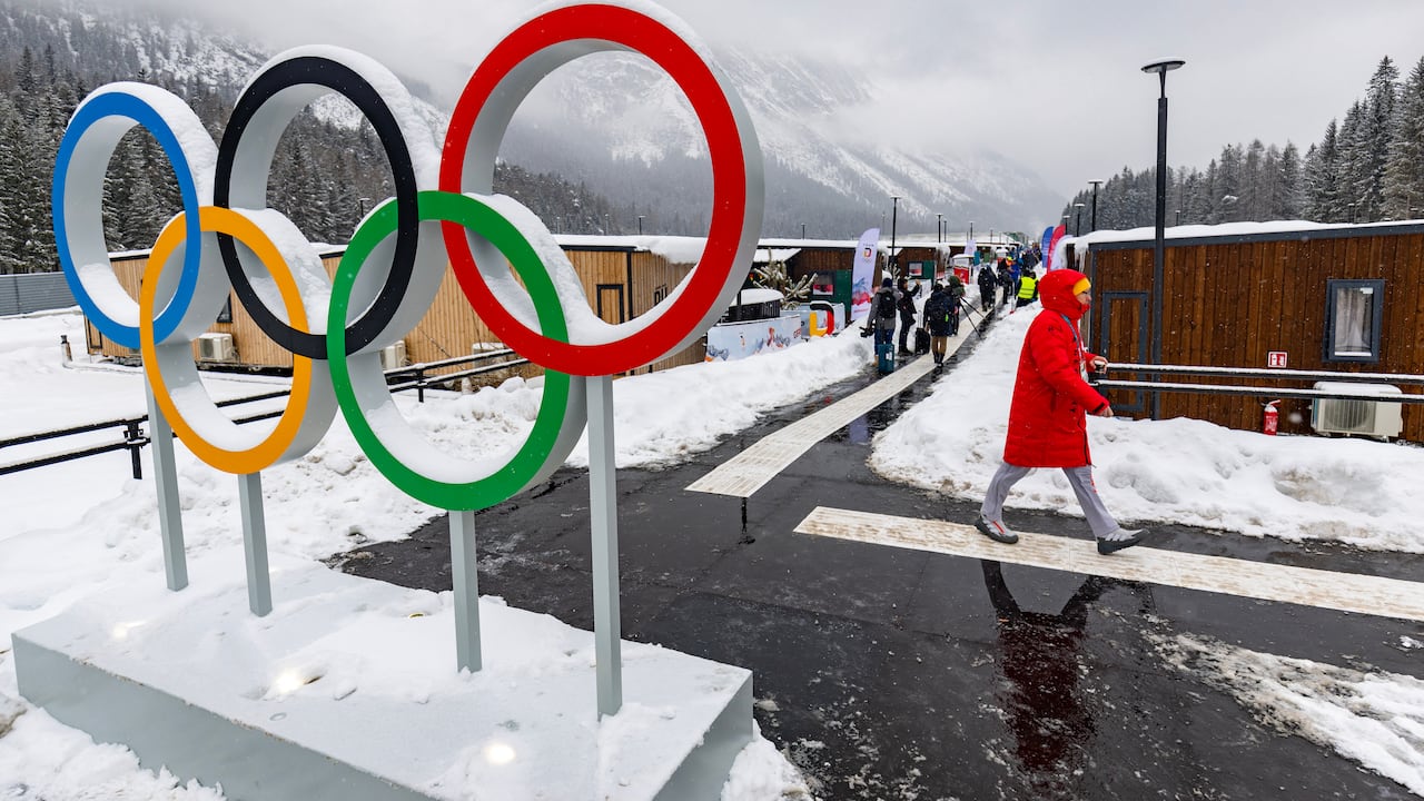 Un miembro del equipo alemán camina junto a los anillos olímpicos en la Villa Olímpica antes de los Juegos Olímpicos de Invierno de Milán-Cortina 2026 en Cortina d'Ampezzo el 3 de febrero de 2026. (Foto de Odd ANDERSEN / AFP)