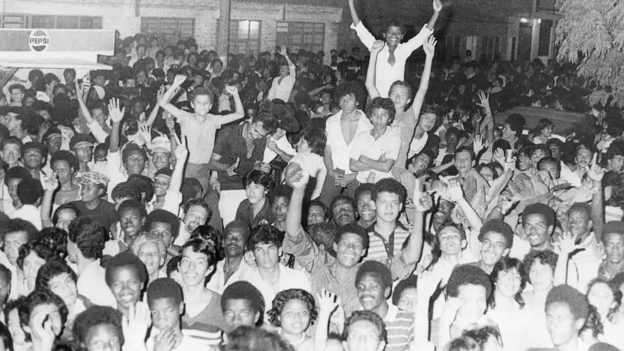 El Barrio Obrero se consolidó desde mediados del siglo XX como una zona industrial de Cali, donde la vida laboral de los trabajadores, la reactivación económica y los espacios de encuentro dieron origen a una identidad bohemia y musical que hoy se resignifica con la salsa.