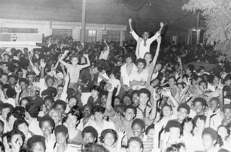 El Barrio Obrero se consolidó desde mediados del siglo XX como una zona industrial de Cali, donde la vida laboral de los trabajadores, la reactivación económica y los espacios de encuentro dieron origen a una identidad bohemia y musical que hoy se resignifica con la salsa.