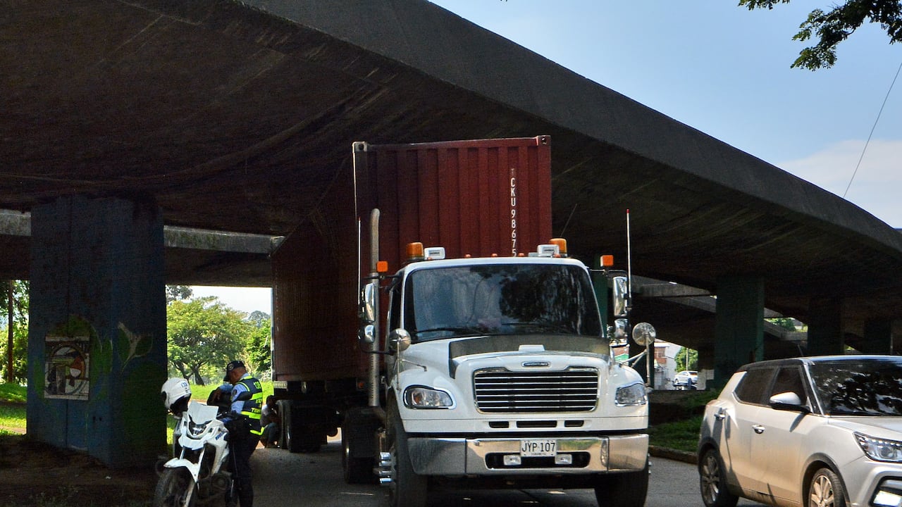 Un tractocamión de placas S-73251 de Colombia quedó atrapado al pasar bajo el puente de la Avenida 4 norte con calle 24 a norte.