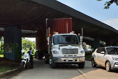 Un tractocamión de placas S-73251 de Colombia quedó atrapado al pasar bajo el puente de la Avenida 4 norte con calle 24 a norte.