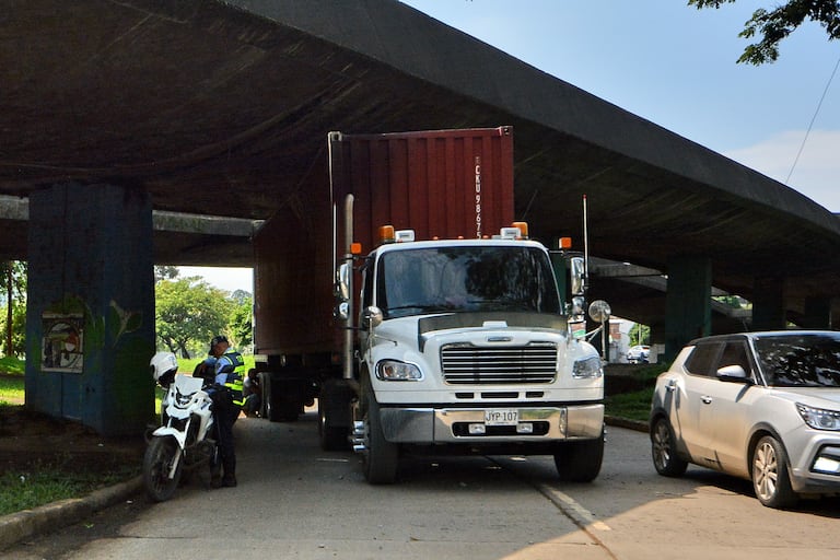 Un tractocamión de placas S-73251 de Colombia quedó atrapado al pasar bajo el puente de la Avenida 4 norte con calle 24 a norte.
