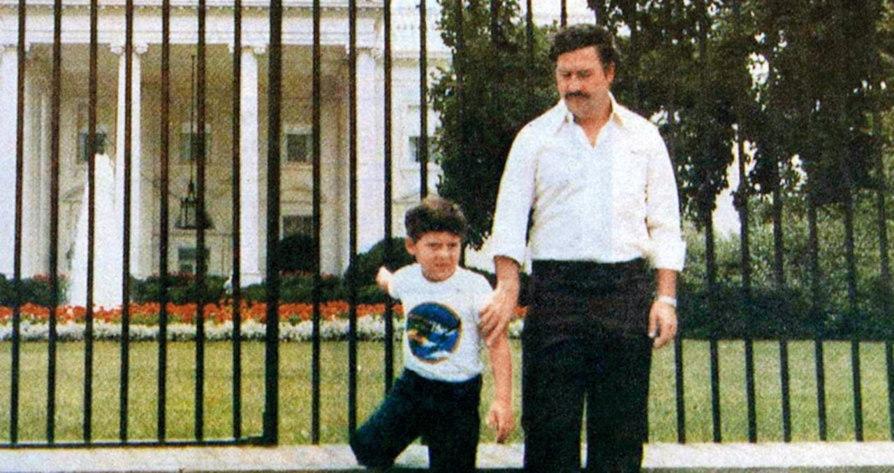 Escobar, antes de ser uno de los hombres más perseguidos por los Estados Unidos frente a la Casa Blanca, con su hijo Juan Pablo, hoy Sebastián Marroquín.