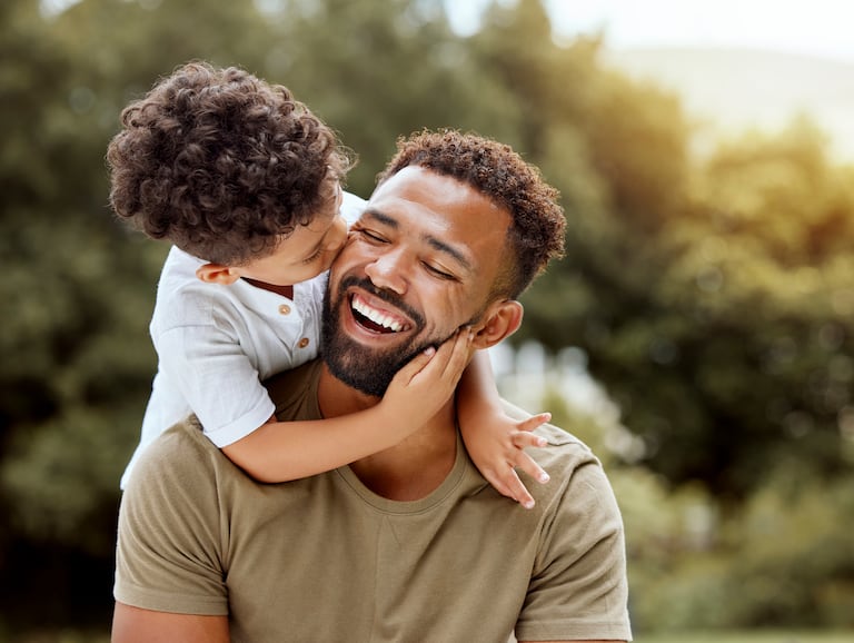 El vínculo inquebrantable: estrategias para que los niños expresen sentimientos de amor hacia su padre.