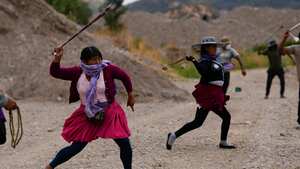Manifestantes practican el uso de hondas mientras bloquean una carretera en apoyo al expresidente Evo Morales. El exmandatario es investigado por presunto abuso de una menor mientras estaba en el cargo.