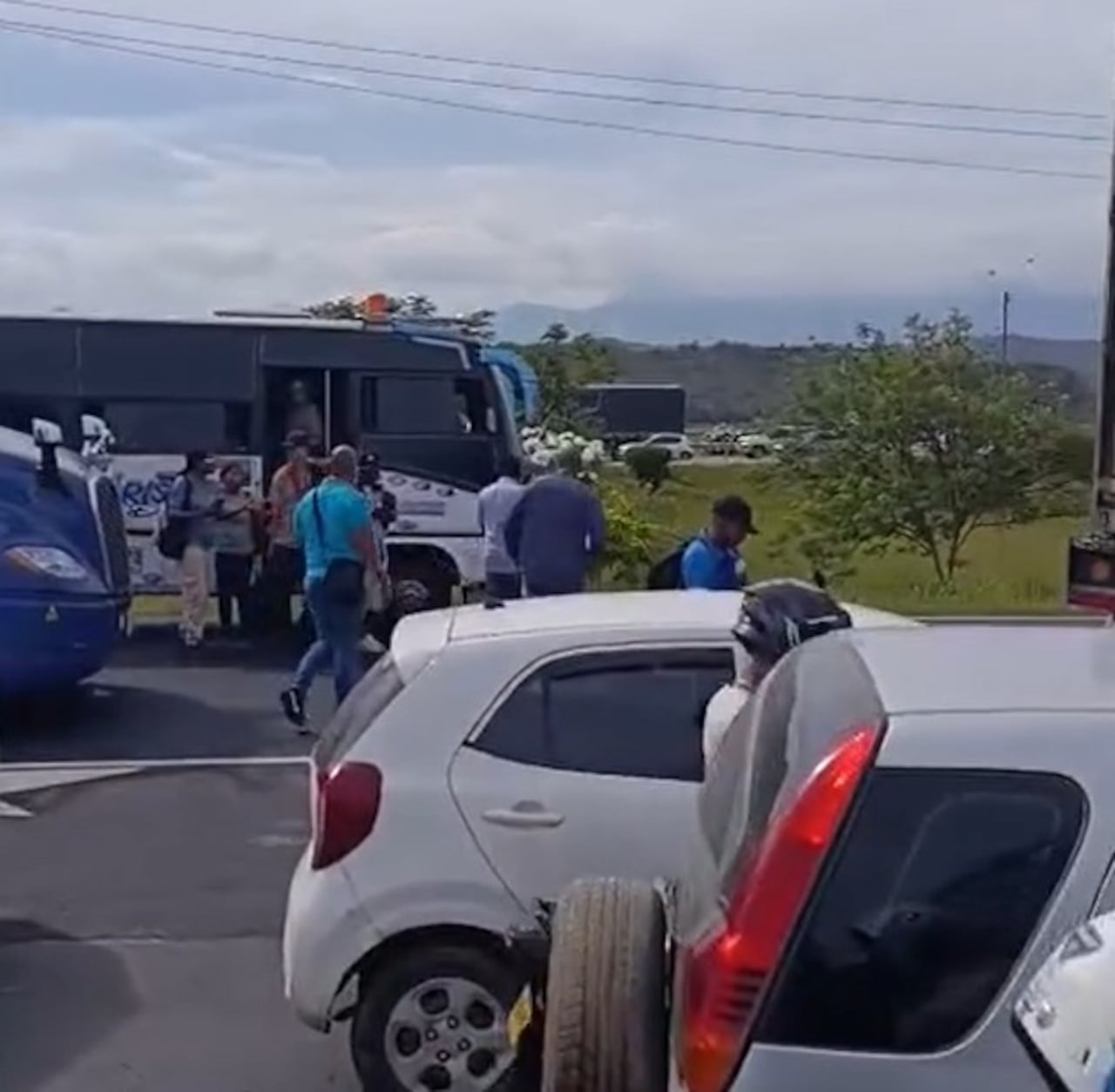 Cientos de personas que se movilizan a diario entre Popayán y Santander de Quilichao quedaron atrapadas en este punto de la carretera internacional.