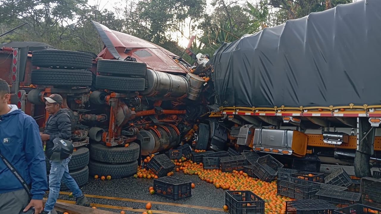 Al parecer, el conductor de la tractomula perdió el control de la misma para luego chocar contra tres camiones.