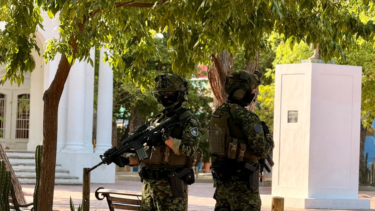 En Santa Marta, las Fuerzas Militares desplegaron una unidad élite antiterrorista con tiradores de alta precisión y equipos de asalto.