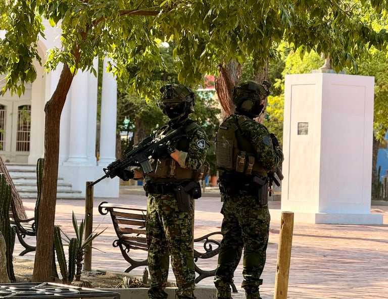 En Santa Marta, las Fuerzas Militares desplegaron una unidad élite antiterrorista con tiradores de alta precisión y equipos de asalto.