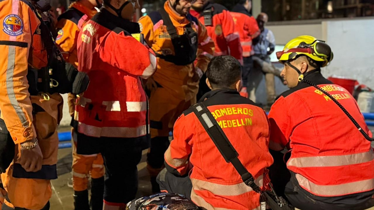 La Defensa Civil adelanta en la noche del miércoles el rescate de los cuerpos de las personas que fallecieron en el avión.
