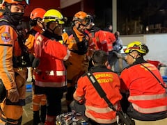 La Defensa Civil adelanta en la noche del miércoles el rescate de los cuerpos de las personas que fallecieron en el avión.