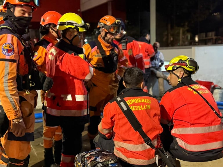 La Defensa Civil adelanta en la noche del miércoles el rescate de los cuerpos de las personas que fallecieron en el avión.