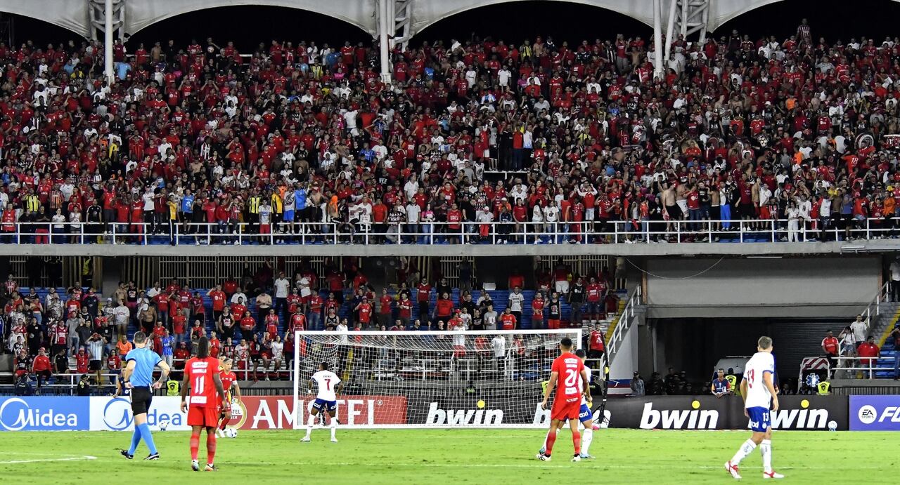 Hubo muy buen comportamiento de la barra Barón Rojo Sur en el partido entre América contra Bahía. Los diablos rojos ganaron 2 -0.
Foto Raúl Palacios - El País