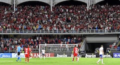 Hubo muy buen comportamiento de la barra Barón Rojo Sur en el partido entre América contra Bahía. Los diablos rojos ganaron 2 -0.
Foto Raúl Palacios - El País