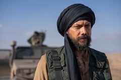 Álvaro Morte Haibala interpreta en Raqqa, un espía internacional conocido como El Saharau, frío, calculador y cargado por la soledad de su misión, que es capturar a El Jordano, uno de los líderes más buscados del ISIS en ese momento.