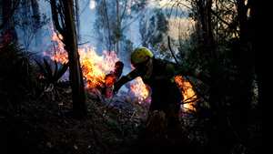 Bomberos atendiendo incendios en Sopo