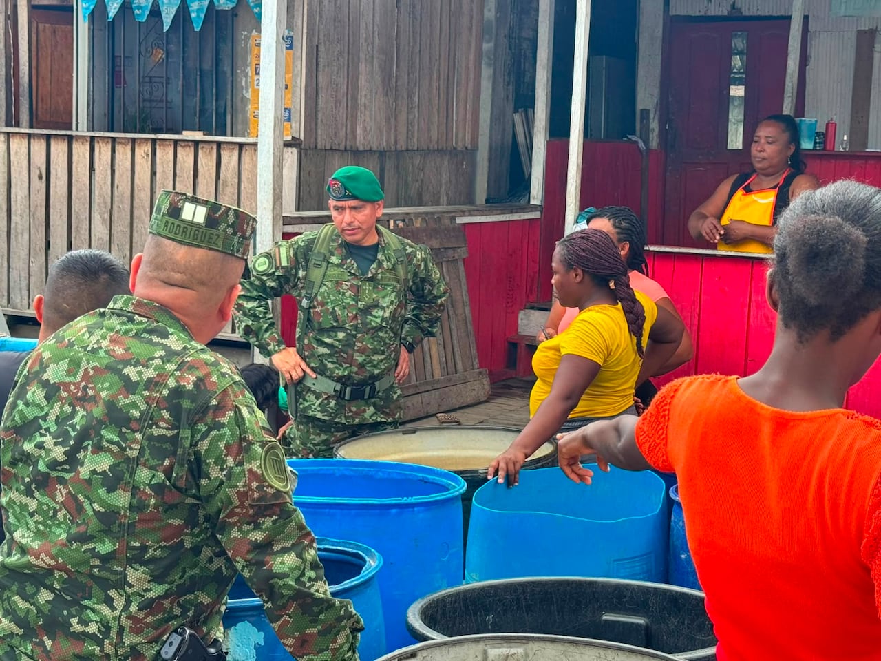 Soldados de la Fuerza de Tarea Hércules recorren las calles del Pacífico nariñense con un carro tanque, distribuyendo agua limpia directamente en las casas del barrio El Morrito.