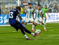 El gol fue marcado desde un costado del área y el balón se alojó en el ángulo derecho del arco defendido por Dibu Martínez.