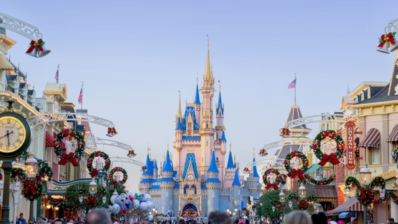Disney Orlando, Florida, Estados Unidos, se prepara para la época navideña, pero las recientes muertes en sus resorts han encendido alarmas entre turistas y autoridades.