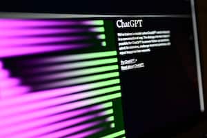 Una pantalla de computadora con la página de inicio del sitio web de inteligencia artificial OpenAI, mostrando su robot chatGPT.