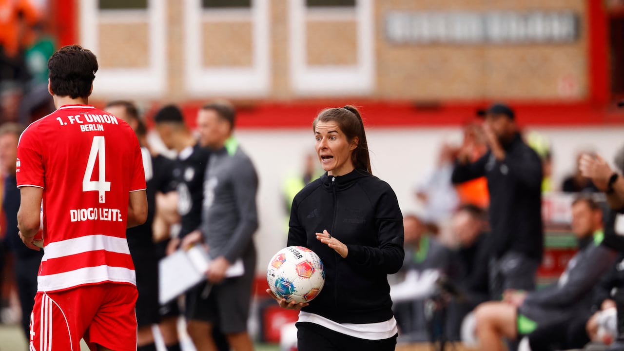 La entrenadora alemana del Union Berlin, Marie-Louise Eta, habla con las jugadoras desde la banda durante el partido de la Bundesliga, la primera división alemana, entre el Union Berlin y el VfL Wolfsburg en Berlín, Alemania, el 18 de abril de 2026. (Foto de Odd ANDERSEN / AFP)