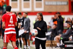 La entrenadora alemana del Union Berlin, Marie-Louise Eta, habla con las jugadoras desde la banda durante el partido de la Bundesliga, la primera división alemana, entre el Union Berlin y el VfL Wolfsburg en Berlín, Alemania, el 18 de abril de 2026. (Foto de Odd ANDERSEN / AFP)