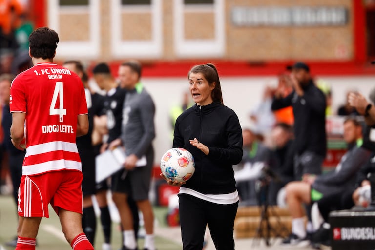 La entrenadora alemana del Union Berlin, Marie-Louise Eta, habla con las jugadoras desde la banda durante el partido de la Bundesliga, la primera división alemana, entre el Union Berlin y el VfL Wolfsburg en Berlín, Alemania, el 18 de abril de 2026. (Foto de Odd ANDERSEN / AFP)